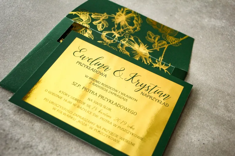 Zielone zaproszenia ślubne ze złoceniem grafiki róż oraz elegancka, zielona koperta ze złoceniem