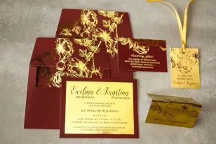 Bordowe zaproszenia ślubne ze złoceniem grafiki róż oraz elegancka, bordowa koperta ze złoceniem