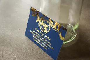 Granatowy bilecik do zaproszeń ślubnych w stylu Glamour ze złoceniem grafiki róż