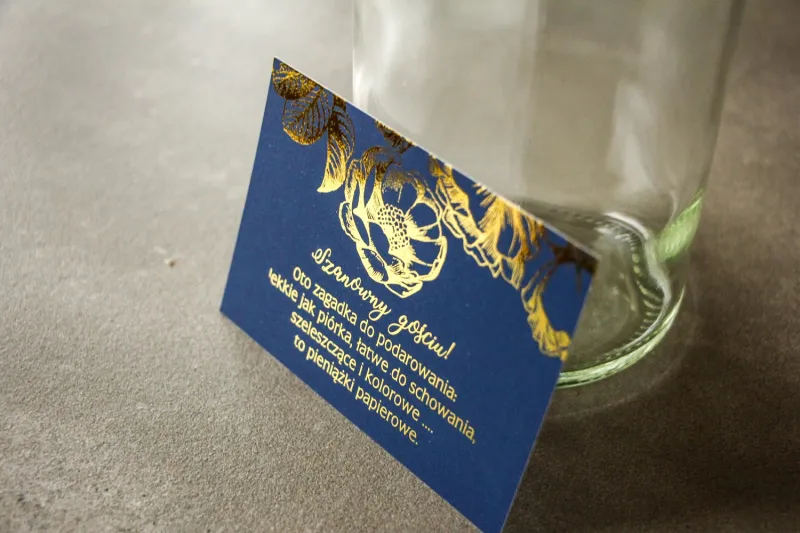 Granatowy bilecik do zaproszeń ślubnych w stylu Glamour ze złoceniem grafiki róż