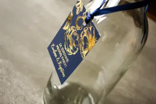 Granatowe zawieszki na butelki weselne w stylu Glamour ze złoceniem grafiki róż