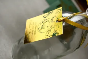 Złote zawieszki na butelki weselne w stylu Glamour z zieloną grafiką róż