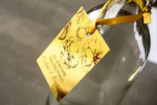 Goldene Hochzeitsflaschenanhänger im Glamour-Stil mit burgunderroten Rosengrafiken