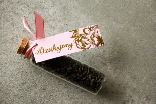 Podziękowania dla Gości w postaci buteleczek z herbatą. Różowa przywieszka w stylu Glamour ze złoceniem grafiki róż