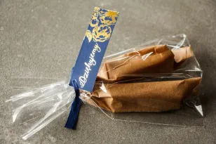 Danke an die Gäste in Form von süßem Fudge. Marineblaues Etikett mit vergoldeter Rosengrafik
