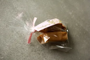Danke an die Gäste in Form von süßem Fudge. Rosa Etikett mit Vergoldung von Rosengrafiken