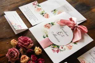Creme-rosa Hochzeitseinladungen mit pastellfarbenen Rosen, Nelke, Eustoma und Freesie