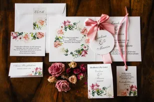 Zaproszenia ślubne kremowo-różowe z pastelowymi różami, goździkiem, eustomą i frezją