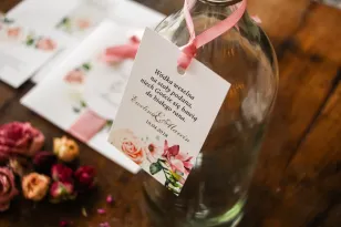Kremowo-różowe Zawieszki na butelki weselne z pastelowymi różami, goździkiem, eustomą i frezją