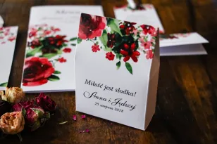 Schachtel für Süßigkeiten, dank Hochzeitsgästen mit burgunderfarbenen Blüten kombiniert mit grünen Blättern