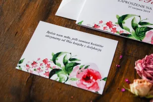 Hochzeitseinladungskarte mit burgunderfarbenen Blumen kombiniert mit grünen Blättern