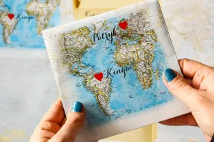 Hochzeitseinladungen mit Weltkarte für Paare, die aus anderen Ländern kommen