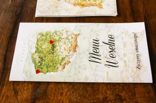 Hochzeitsmenü mit polnischer Karte für Paare aus verschiedenen Städten