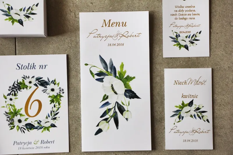 Menu ślubne ze złoceniem, białymi anemonami, granatem i zielenią. Złote Menu weselne - Cykade nr 13 Menu ślubne ze złoceniem, białymi anemonami, granatem i zielenią. Złote Menu weselne - Cykade nr 13