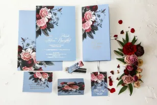 Glamour-Hochzeitseinladungen mit silbernem Text – gedämpftes Blau kombiniert mit burgunderrosafarbenem Blumenstrauß