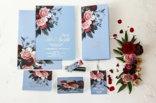 Zaproszenia ślubne w stylu glamour ze srebrnym tekstem – przygaszony niebieski kolor w połączeniu z burgundowo-różowym bukietem