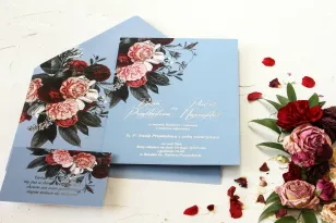 Glamour-Hochzeitseinladungen mit silbernem Text – gedämpftes Blau kombiniert mit burgunderrosafarbenem Blumenstrauß