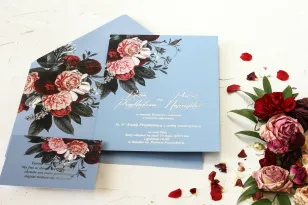 Zaproszenia ślubne w stylu glamour ze srebrnym tekstem – przygaszony niebieski kolor w połączeniu z burgundowo-różowym bukietem