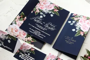 Granatowe zaproszenia ślubne w stylu glamour ze srebrnym tekstem – różowy bukiet piwonii na ciemnym tle z dodatkiem eukaliptusa