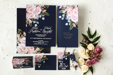 Marineblaue Hochzeitseinladungen im Glamour-Stil mit silbernem Text – rosa Pfingstrosenstrauß auf dunklem Hintergrund mit Eukaly