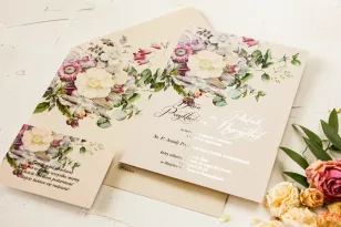 Cremige Hochzeitseinladungen im Glamour-Stil – cremefarbene und rosafarbene Blüten mit Zusatz von grünem Eukalpitus