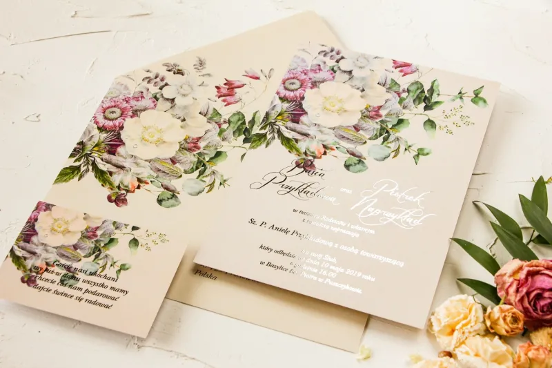 Kremowe zaproszenia ślubne w stylu glamour – kremowe i różowe kwiaty z dodatkiem zielonego eukalpitusa