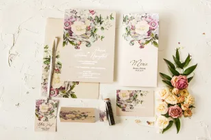 Kremowe zaproszenia ślubne w stylu glamour z delikatnym bukietem w stylu vintage – kremowe i różowe kwiaty
