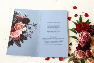 Menu ślubne w stylu glamour ze srebrnym tekstem – przygaszony niebieski kolor w połączeniu z burgundowo-różowym bukietem