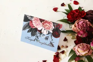 Hochzeitsvignetten im Glamour-Stil mit silbernem Text – gedämpfte blaue Farbe kombiniert mit burgunderrotem Blumenstrauß