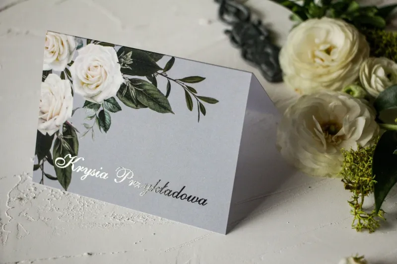 Winietki ślubne z białymi różami w stylu glamour ze srebrnym tekstem z dominującą barwą delikatnej szarości