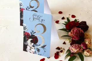 Nummern von Hochzeitstischen im Glamour-Stil mit silbernem Text – gedämpfte blaue Farbe