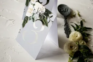 Nummern von Hochzeitstischen mit weißen Rosen im Glamour-Stil mit silbernem Text