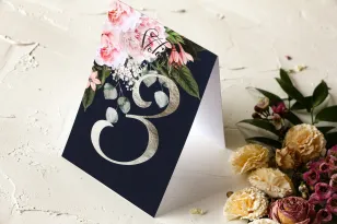 Marineblau Nummern von Hochzeitstischen mit Pfingstrose im Glamour-Stil mit silbernem Text