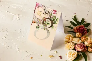 Cremefarbene Hochzeitstischnummern Hochzeits-Glamour-Stil mit zartem Vintage-Blumenstrauß