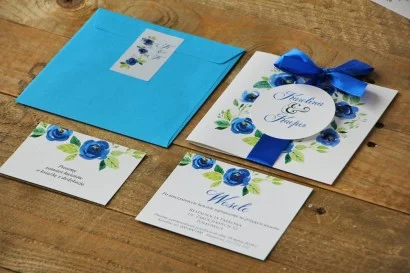 Delikatne zaproszenia z niebieskimi różami na ślub | Kokarda i kolorowa koperta | Akwarele nr 10