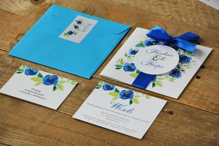 Delikatne zaproszenia z niebieskimi różami na ślub | Kokarda i kolorowa koperta