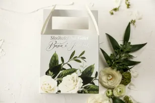 Quadratische Hochzeitstortenschachtel mit weißen Rosen im Glamour-Stil mit silbernem Text