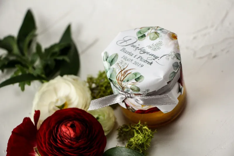Ein Glas Honig dank der Hochzeitsgäste. Kapuze mit burgunderroten und rosa Pfingstrosen im Glamour-Stil Ein Glas Honig dank der Hochzeitsgäste. Kapuze mit burgunderroten und rosa Pfingstrosen im Glamour-Stil