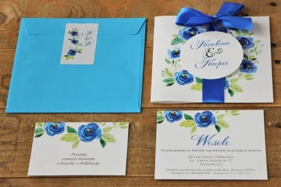 Delikatne zaproszenia z niebieskimi różami na ślub | Kokarda i kolorowa koperta | Akwarele nr 10