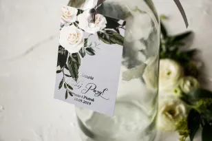 Zawieszki na alkohol z białymi różami w stylu glamour ze srebrnym tekstem z dominującą barwą delikatnej szarości