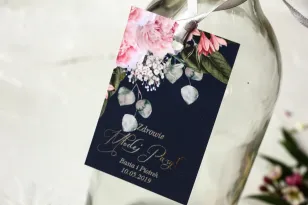 Granatowe Zawieszki na alkohol z piwonią w stylu glamour ze srebrnym tekstem