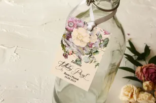 Kremowe zawieszki na butelki weselne w stylu glamour z delikatnym bukietem w stylu vintage