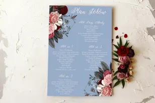 Hochzeitstischplan im Glamour-Stil – gedämpfte blaue Farbe kombiniert mit burgunderrotem Blumenstrauß