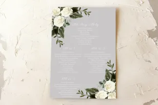 Hochzeitstischplan mit weißen Rosen im Glamour-Stil mit einer dominanten Farbe von zartem Grau