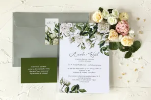 Grüne Hochzeitseinladungen mit weißen Rosen und zarten grünen Zweigen