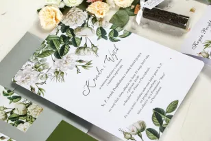 Zielone zaproszenia ślubne z białymi różami i delikatnymi zielonymi gałązkami