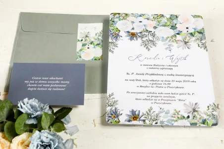 Zimowe zaproszenia ślubne z delikatnym, pastelowym motywem białych róż, cedru i liści eukaliptusa