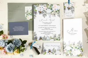 Zimowe zaproszenia ślubne z delikatnym, pastelowym motywem białych róż, cedru i liści eukaliptusa
