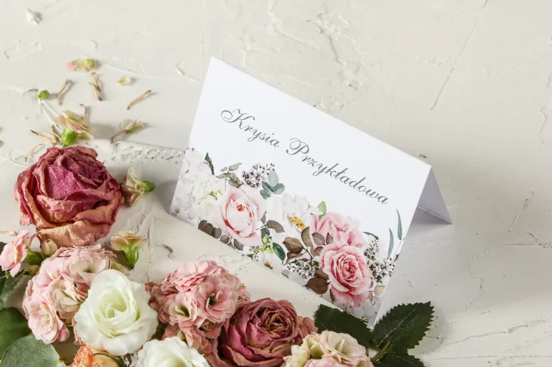 Różowe Winietki ślubne z różami i delikatnymi białymi hortensjami oraz z zielonymi gałązkami