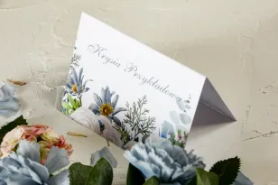 Winterhochzeitsvignetten mit einem zarten, pastellfarbenen Motiv aus weißen Rosen, Zedernholz und Eukalyptusblättern